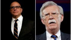 Herberta Raymond McMaster (vpravo) a  John Bolton (vlevo)