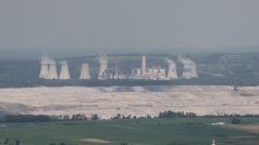 Důl Turów v pozadí s elektrárnou Turów