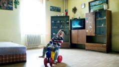 Nikola K. má čtyři děti – tři kluky a jednu dívku, která je nejstarší. Bydlí pouze s nejmladším synem, kterému jsou shodou okolností právě dnes čtyři roky. Přála by si, aby v novém bytě mohli bydlet všichni pohromadě.