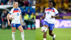 Anglické fotbalistky Chloe Kellyová (vlevo) a Michelle Agyemangová