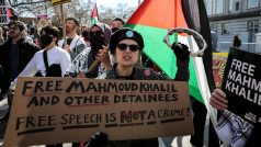 Demonstranti podpořili Mahmúda Chalíla před budovou soudu v New Jersey