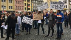 Protestující na náměstí v Ústí nad Labem.