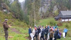 Úklidová akce žáků Gymnázia Varnsdorf u přehrady v Kyjově na území NP České Švýcarsko
