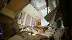Záchranáři, hasiči i policisté zasahují v Čeladné na Frýdecko-Místecku, kde se propadl strop v Hotelu Zámeček