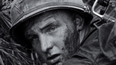 &quot;Je čas pokládat si otázky.&quot; Ken Burns, režisér nového dokumentárního seriálu o vietnamské válce. Na snímku záběr z traileru.