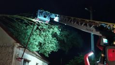 Kvůli bouřkám měli v úterý večer hasiči přes šest stovek výjezdů