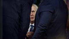 Prezident Zeman v obležení ochranky