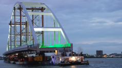 Rotterdamem po vodě převáželi obří most na pontonech
