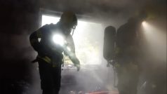 Při požáru domu v pražské Dubči bylo nalezeno torzo lidského těla