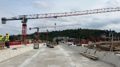 Mezi Smíchovem a Dvorci už je hotová mostní konstrukce z betonu. Položená je taky část kolejové trati z obou stran asi tak 50 metrů