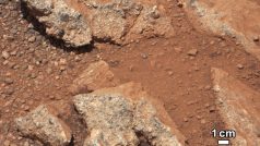 Vyschlé koryto řeky. Po několika týdnech narazil robot Curiosity na důkaz, že na Marsu kdysi mohla být voda. Malé oblé kamínky se zřejmě utvářely v mělkých vodách dávno vyschlé řeky. Voda totiž jako jediná dokáže vytvořit oblázky této velikosti.