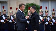 Francouzský prezident Emmanuel Macron a ukrajinský prezident Volodymyr Zelenskyj v Paříži