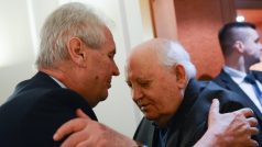 Prezident Miloš Zeman, který je nyní na státní návštěvě v Rusku, se ve středu v Moskvě setkal i s bývalým sovětským prezidentem Michailem Gorbačovem