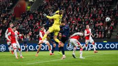 V 68. minutě Arsenal definitivně rozhodl. Markovič si chtěl dojít ve vápně pro centr z hloubi pole a sebrat míč do „koše“...