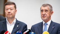 Předseda SPD Tomio Okamura (vlevo) a předseda hnutí ANO Andrej Babiš na tiskové konferenci opozičních stran ANO a SPD po opuštění jednacího sálu na mimořádné schůzi Sněmovny