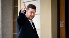 Předseda hnutí SPD Tomio Okamura přijíždí na povolební schůzku s prezidentem Petrem Pavlem