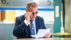 Obviněný manažer pražského dopravního podniku Matej Augustín u soudu v kauze Dozimetr