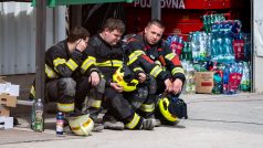 Hasiči zasahují na skládce u obce Rynholec, kde bojují s rozsáhlým požárem plastového odpadu