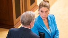 Premiér Petr Fiala a kandidátka na ministryni spravedlnosti Eva Decroix (oba ODS) ve Sněmovně
