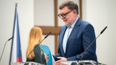 Ministr financí Zbyněk Stanjura (ODS) na tiskové konferenci k podepsání smlouvy o dostavbě jaderné elektrárny Dukovany