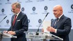 Zleva premiér Petr Fiala (ODS) a generální ředitel a předseda představenstva ČEZ Daniel Beneš na tiskové konferenci k podepsání smlouvy o dostavbě jaderné elektrárny Dukovany