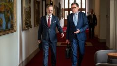 Premiér Petr Fiala a ministr financí Zbyněk Stanjura (oba ODS) přicházejí na jednání vlády, kde se řešil sporný miliardový dar ministerstvu spravedlnosti od trestaného obchodníka s drogami