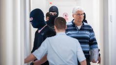 Bývalý ředitel nemocnice Motol Miloslav Ludvík obviněný v kauze veřejných zakázek Fakultní nemocnice v Motole u Obvodního soudu pro Prahu 5, který rozhodoval o jeho vzetí do vazby