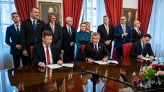 Lídři ANO, SPD a Motoristé podepsali koaliční smlouvu