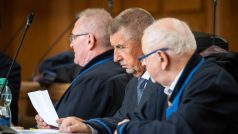 Andrej Babiš v soudí síni Vrchního soudu v Praze, kde pokračuje kauza Čapí hnízdo
