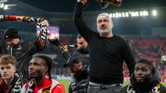 K hráčům se přidal rovněž trenér Slavie Jindřich Trpišovský, který jako další hráči dostal od fanoušků šálu