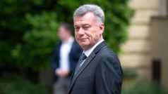 Bývalý ministr spravedlnosti Pavel Blažek čeká na svou nástupkyni Evu Decroix po jejím jmenování do funkce ministryně spravedlnosti