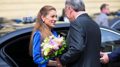Pavel Blažek vítá na ministerstvu spravedlnosti svou nástupkyni Evu Decroix (oba ODS)
