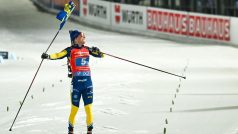 Sebastian Samuelsson se raduje ze zlaté medaile pro Švédsko