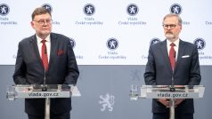 Ministr financí Zbyněk Stanjura z ODS (vlevo) a premiér Petr Fiala také z ODS (vpravo) (archivní foto)