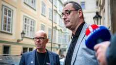 Zástupci Motoristů sobě Oto Klempíř (vlevo) a Boris Šťastný (vpravo) přichází na programové jednání mezi ANO, SPD a Motoristy