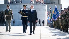 Prezident Petr Pavel a další politici si společně s představiteli armády připomněli na pražském Vítkově 80. výročí konce druhé světové války