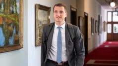 Lukáš Vlček (STAN) přichází na jednání vlády