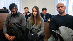 Soud s opilými policisty, kteří se zúčastnili brutálního napadení dívky v Praze. Vlevo Tomáš Strnad, uprostřed Martina Kolaříková, vpravo Tomáš Soukup