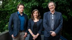Zleva Peter Pomerantsev, Catherine Belton a Misha Glenny na konferenci Českého rozhlasu Plus Pravda v pohybu