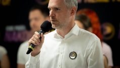 Zdeněk Hřib na konferenci, kde Piráti představili memorandum o spolupráci se Stranou zelených a společný plán pro podzimní volby pod heslem Nakopneme to
