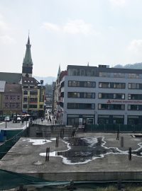Díra na Mírovém náměstí v Ústí nad Labem