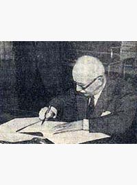 E. Beneš podepisuje 21. června 1945 dekret