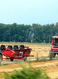 Kombajn a traktor