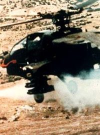 AH-64 odpaluje PTŘS Hellfire