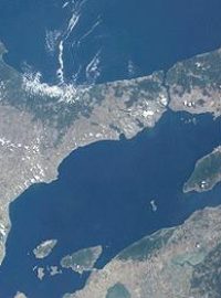 Černé moře, Bospor a Marmarské moře. Vpravo je vidět jezero Iznik.