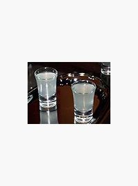 sklenky s alkoholem