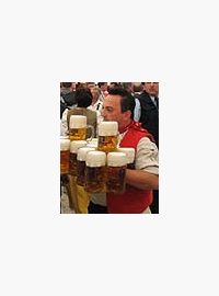 obsluha roznáší pivo