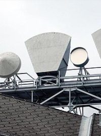 Telekomunikační pojítka a antény na konstrukci střechy pošty