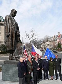 Krajané a poslanci u sochy T.G.Masaryka