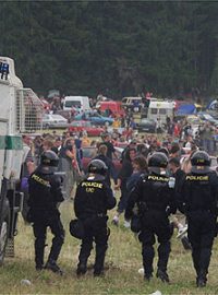 Policie na louce, kde se koná technoparty